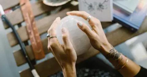 Vidíte všude číslo 3? Zjistěte zprávu tohoto andělského čísla a objevte, co se vám vesmír snaží říct