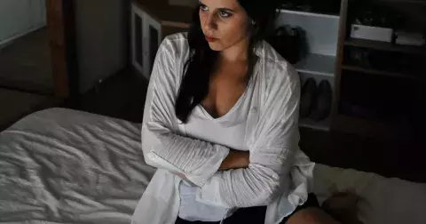 Pět znamení, že vám partner není věrný, i když vás fyzicky nepodvádí