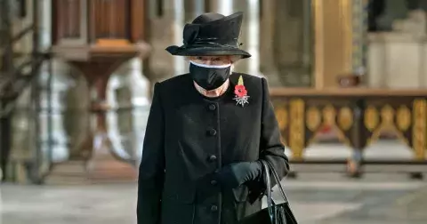 Královna Alžběta vynesla na pohřeb svého manžela brož s romantickým příběhem