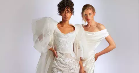 Nejkrásnější svatební šaty pro rok 2021: Odhalená ramena, návrat devadesátek i udržitelnost