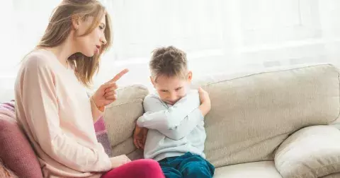 Tři věty, které nikdy neříkejte svému synovi: Navždy mu zničíte sebevědomí i schopnost prožívat emoce