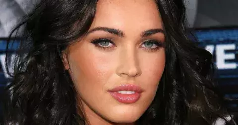 Největší vlasové proměny celebrit: Megan Fox se obarvila na šedivo, Hilary Duff na modro. Nevypadaly předtím lépe?