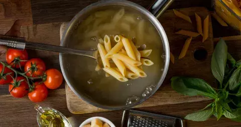 Vodu z uvařených těstovin nevylévejte. Využijete ji na mytí mastného nádobí, v boji proti ovocným muškám i jako účinné hnojivo