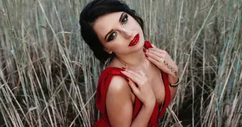 Eva (27): Partner za mnou přišel s nezvyklým návrhem, který ve mně vyvolal komplex. Přesto o něm přemýšlím. Jaká je rada psychologa?