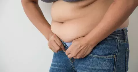 Chcete se konečně zbavit tuku na břiše? Pak musíte přestat konzumovat tyto potraviny. Neuhodnete, která oblíbená pochoutka je z hlediska diety úplně nejhorší!