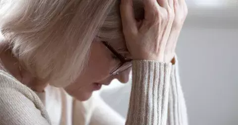 Petra 54: Seznámení s přítelkyní mého syna mi vyrazil dech. Bojím se, že si zkazí život. Jaký je názor psychologa?