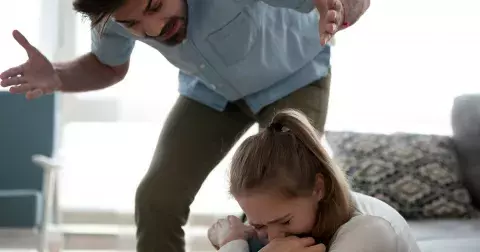 Emocionálně zneužívajícího partnera nepoznáte jenom podle vyhrožování