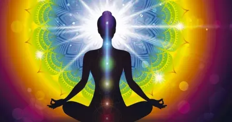 Čakry: Bolí vás záda, máte střevní potíže, deprese? Takto vypadá zablokovaná kořenová čakra. Uvolnit si ji můžete sami