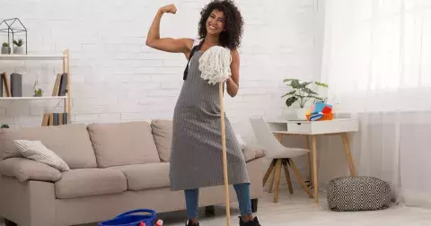 Zhubněte při vánočním úklidu: Jednoduchá cvičení doporučená fitness trenéry zvládne každý. Jak posilovat při utírání prachu či luxování?