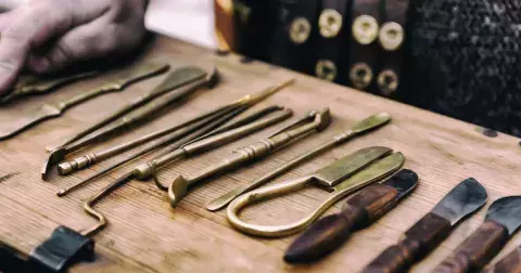 5 děsivých a nechutných lékařských praktik z minulosti: Tuto léčbu byste určitě nechtěli podstoupit!