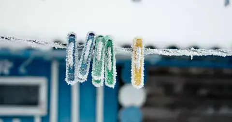 Sušíte prádlo venku pouze v létě? Už naše babičky věděly, proč je dobré věšet prádlo na mrazu