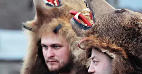 Rozbité talíře či házení nábytku: Jak slaví příchod nového roku jinde ve světě?