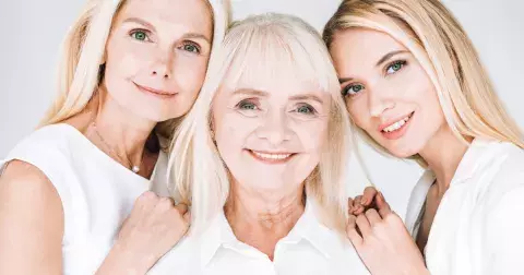 Světové vizážistky radí: Jak vypadat mladší díky líčení ve 30, 40 a 50 letech?
