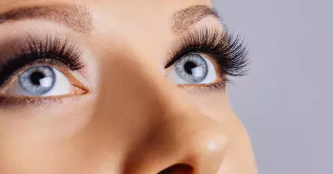 Chcete mít oči jako mrkací panenka? Jednoduché triky pro správnou péči o řasy a dramatický pohled