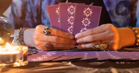 Tarotový výklad na následující týden: Vytáhněte si jednu ze tří karet a zjistěte, co vás čeká. Budete mít štěstí v lásce, kariéře či ve financích?