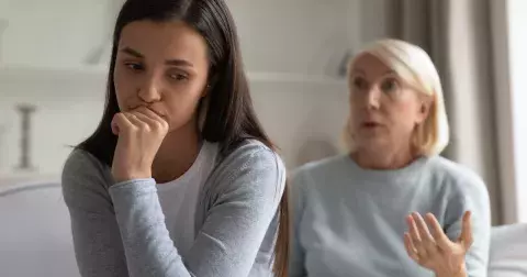 Poradna: Do všeho mi mluví rodiče, hlavně máma! Prý budu poslouchat. Vzepřít se jí ale nedokážu (Jindřiška 26)