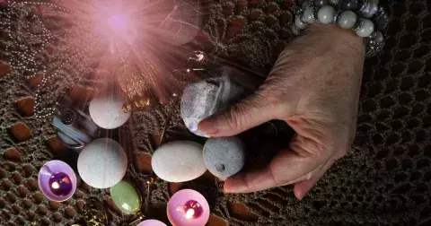 Kouzla a rituály: Věštění z barevných kamínků