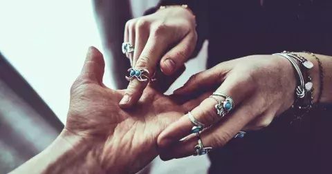 Čtení z ruky: Co o vás prozradí tvar vaší dlaně?