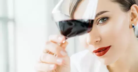 Červené víno vyhladí vrásky stejně jako botox nebo plastická operace