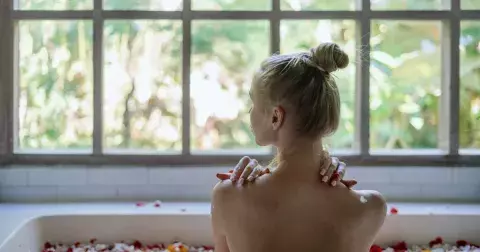 Jarní detox: Připravte si jednoduchou domácí bylinkovou koupel s protizánětlivými účinky. Zbaví bolesti svalů, migrény i stresu