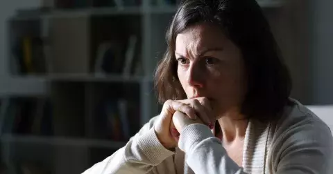 Poradna: Prohledala jsem manželovi šuplík a zjistila, že mi lže a má tajnosti. Nechapu, proč to udělal (Klára 43)