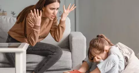 Křik na dítě se blíží psychickému týraní: Poznamená jejich duši i psychiku