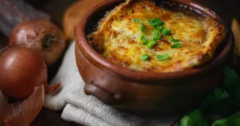 Zapečené menu: Cibulačka po francouzsku