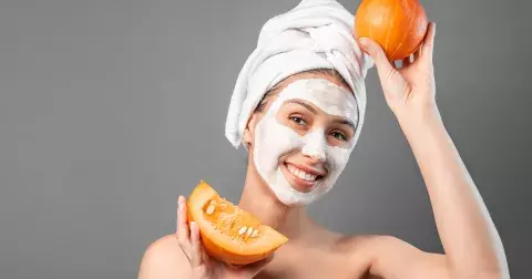 Dýně v kosmetice třikrát jinak: Vyrobte si dýňovou masku na vlasy i pleť, zkuste dýňový peeling a zažijte netradiční Halloween