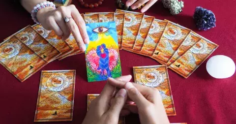 Tarotová věštba lásky na září: Vyberte si jednu ze 3 karet a nahlédněte do své budoucnosti