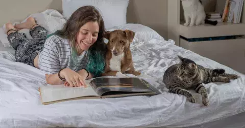 Pouštíte svého domácího mazlíčka do postele? Nestyďte se za to. Podle vědců má spaní po boku zvířat mnoho výhod