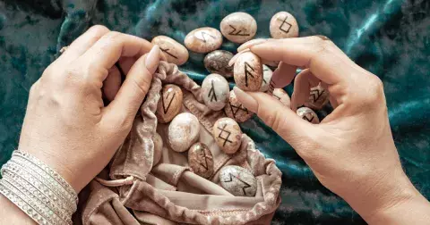 Jaký bude váš červenec? Vytáhněte si jednu ze 6 run a zjistěte, zda vás čeká štěstí a láska