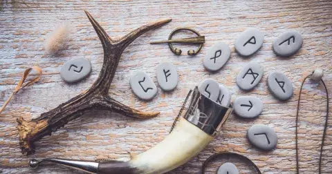 Jaký bude váš srpen? Vytáhněte si jednu ze 6 run a zjistěte, zda vás čeká štěstí a láska