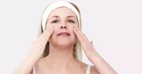 Zbavte se vrásek, povislé kůže a dvojité brady i ve vyšším věku prostřednictvím jednoduchých obličejových cviků