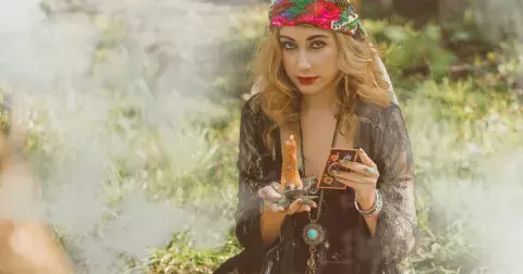 Tarotový výklad na následující týden: Vytáhněte si jednu ze tří karet a zjistěte, co vás čeká. Budete mít štěstí v lásce, kariéře či ve financích?