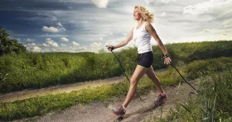 Chůzí ke štíhlé postavě: Jak se liší doporučené tempo, forma, rychlost a frekvence procházek ve 30 nebo 50 letech?