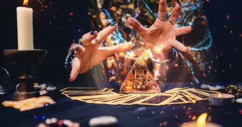 Tarotový výklad na následující týden: Vytáhněte si jednu ze tří karet a zjistěte, co vás čeká. Budete mít štěstí v lásce, kariéře či ve financích?