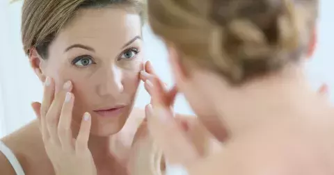 Jak zpomalit stárnutí? Péči o pleť přizpůsobte věku: Jak se liší ve 20, 30, 40 nebo 50+? Důležité je vědět, co vaší pokožce schází