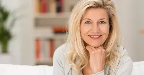 Jak vypadat mladší? Dopřejte si péči, kterou doporučují Sharon Stone nebo Elizabeth Hurley