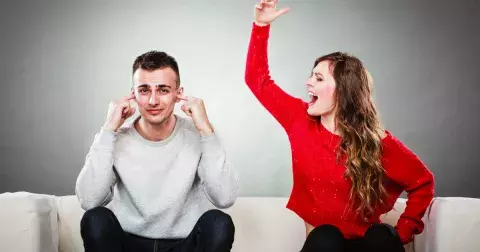 5 věcí, které muži nemohou na ženách vystát: Děláte je i vy?