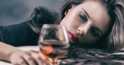 Varovné signály těla: 4 známky toho, že konzumujete příliš mnoho alkoholu