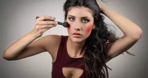 Make-up, který se mužům opravdu nelíbí: Méně je někdy více