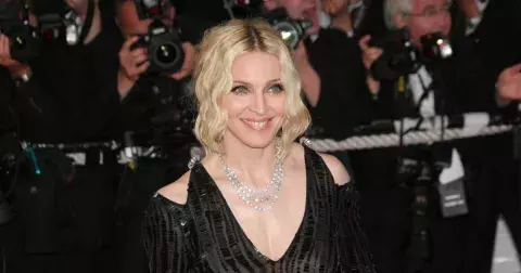 Madonna s mopem v ruce: "Cítila jsem se tak inspirovaná, že jsem musela začít uklízet kino," napsala a sklidila spíš výsměch