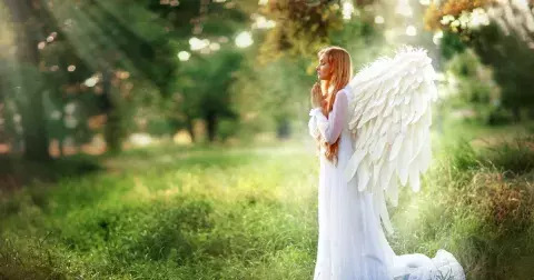 Poselství andělů: Vyberte si jednu ze tří karet, prozradí vám, jaká vás čeká budoucnost v srpnu. Který z archandělů nad vámi bude bdít?