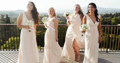 Chystáte se na svatbu? Ukážeme vám šaty, které budou lichotit typu vaší postavy, ať už řešíte poprsí nebo bříško