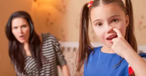 Tyto činnosti rodiče dětem zakazují, přitom jsou velmi prospěšné: Proč vědci doporučují šťourání v nose a hraní počítačových her?