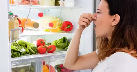 Zbavit se zápachu v lednici nebylo nikdy jednodušší. Díky jedné ingredience, kterou má téměř každý doma