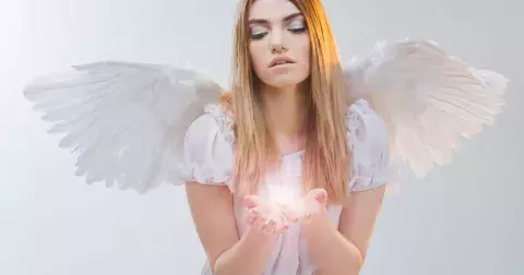 Andělské vzkazy: Časy 8:18, 9:19, 11:00, 11:11, 11:22 mají magický význam, přináší lásku a plní sny