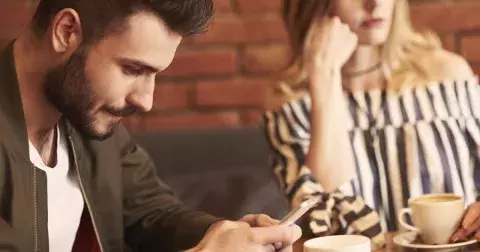 7 znamení, že to s vámi nemyslí vážně: Nepřehlížejte tyto varovné signály