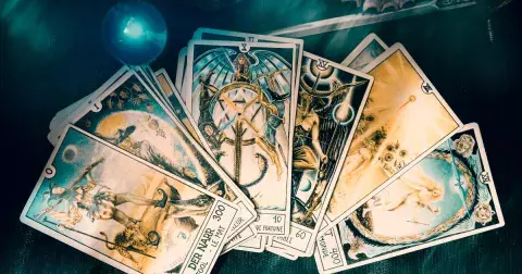 Tarotová předpověď na 7.-9. listopadu: Který den nás dle kartářky čekají pochybnosti?