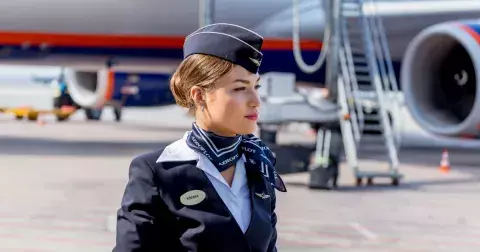 Už žádné sukně a podpatky: Letušky obléknou kalhoty a tenisky. Který styl uniformy se vám líbí více?